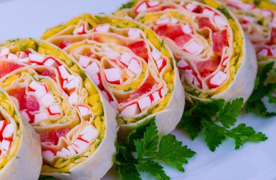 Ռուլետ լավաշով և խեցգետնի ձողիկներով